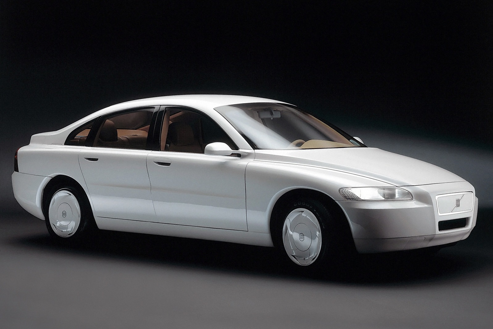 » Volvo na etapie przejściowym do elektromobilności. A