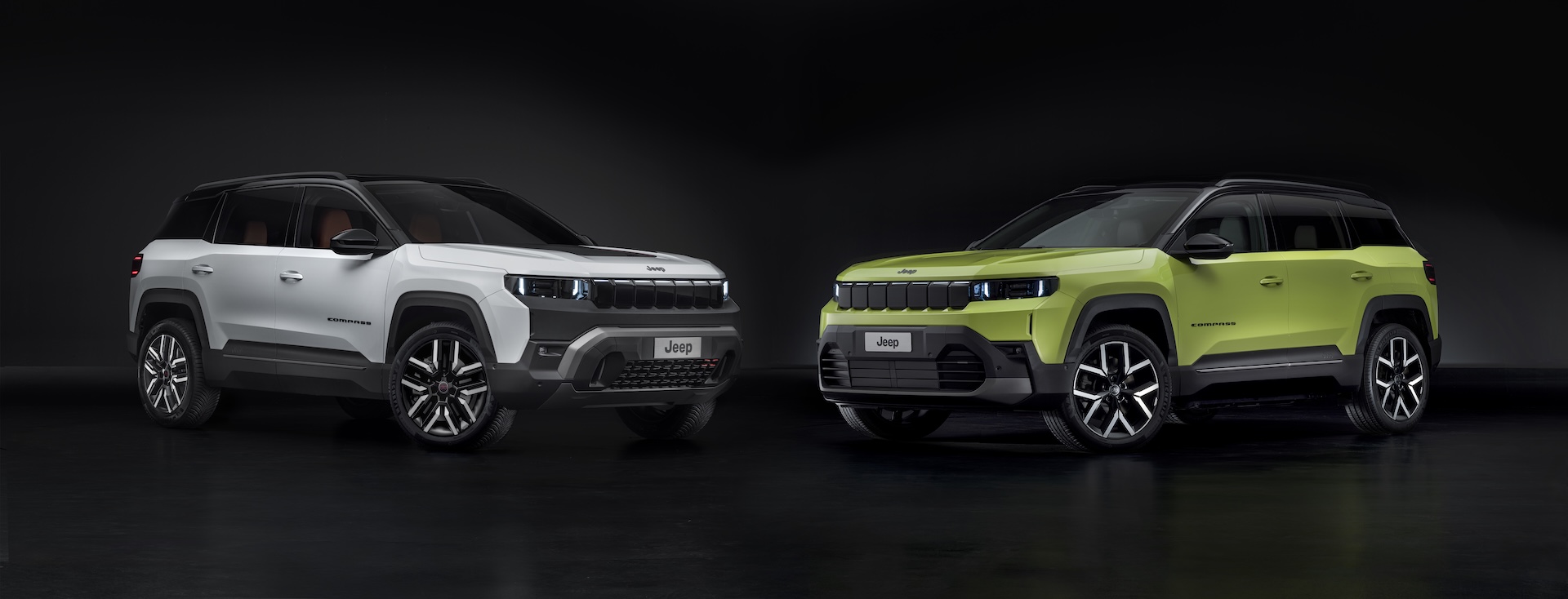 Dwa egzemplarze nowego Jeepa Compass 2025 – wersja 4x4 w białym kolorze i First Edition Hawaii w zielonym lakierze, ustawione obok siebie na ciemnym tle