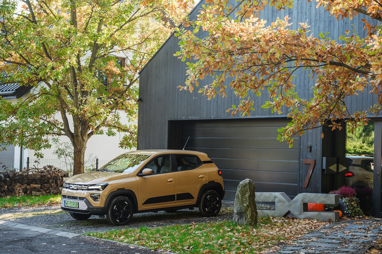 Nowa Dacia Spring 2025 zaparkowana przed domem