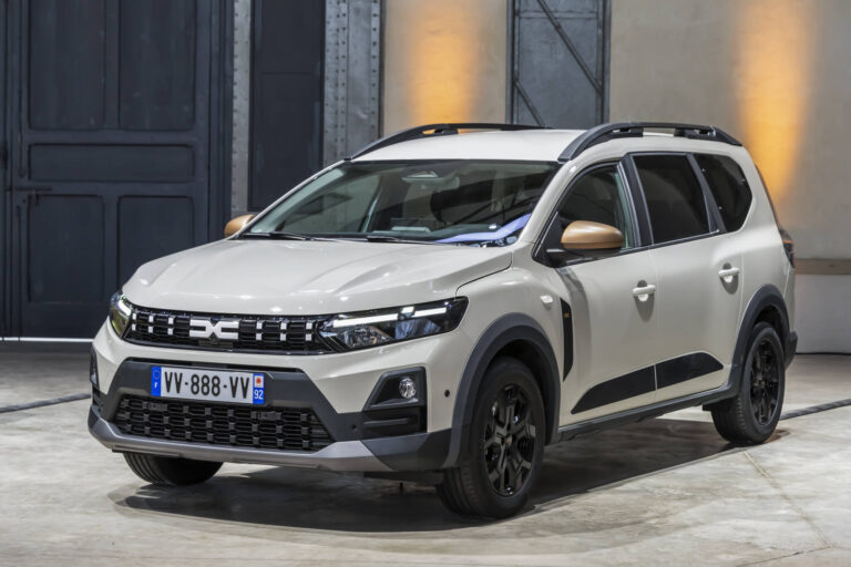 Biała Dacia Jogger z nowym przodem i sygnaturą świetlną LED, prezentacja modelu w wersji outdoorowej.