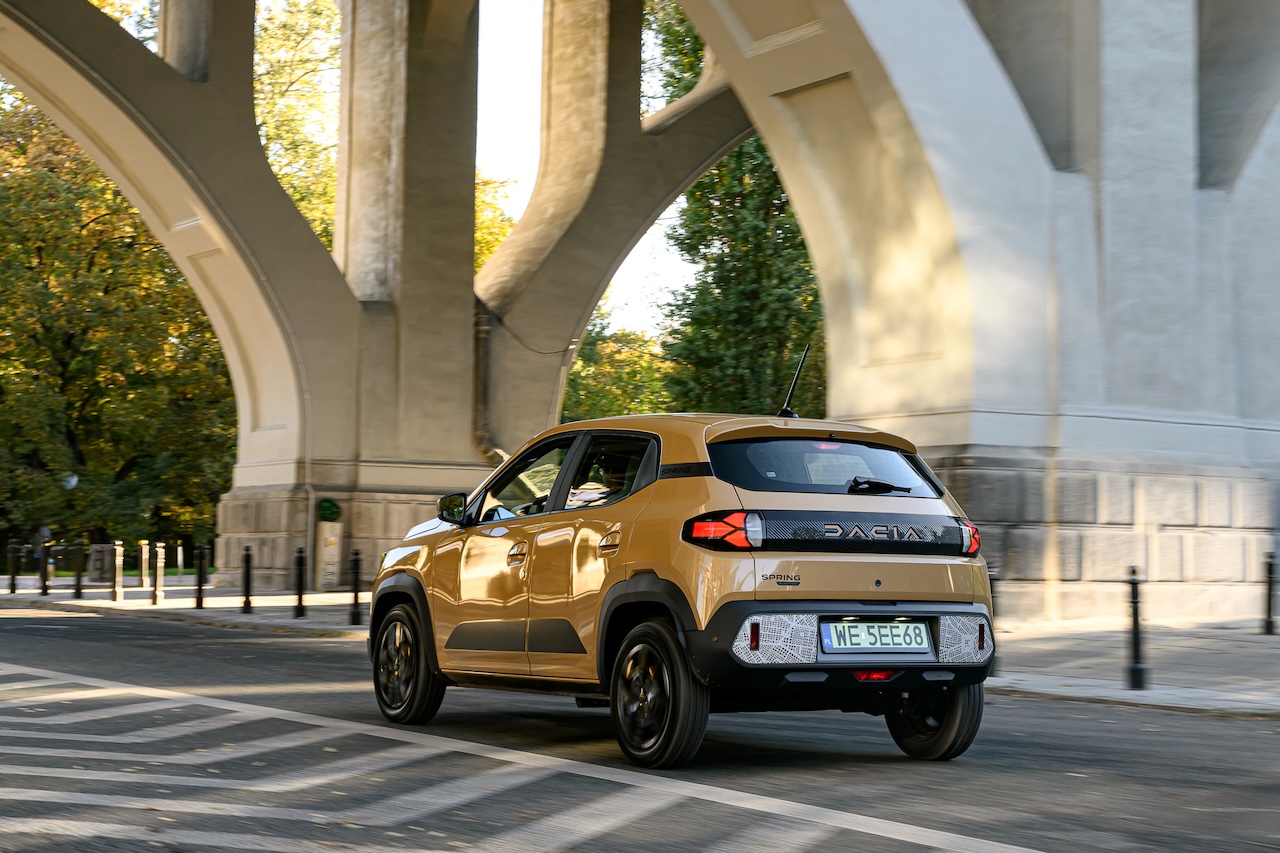Dacia Spring widziana z tyłu w miejskim otoczeniu
