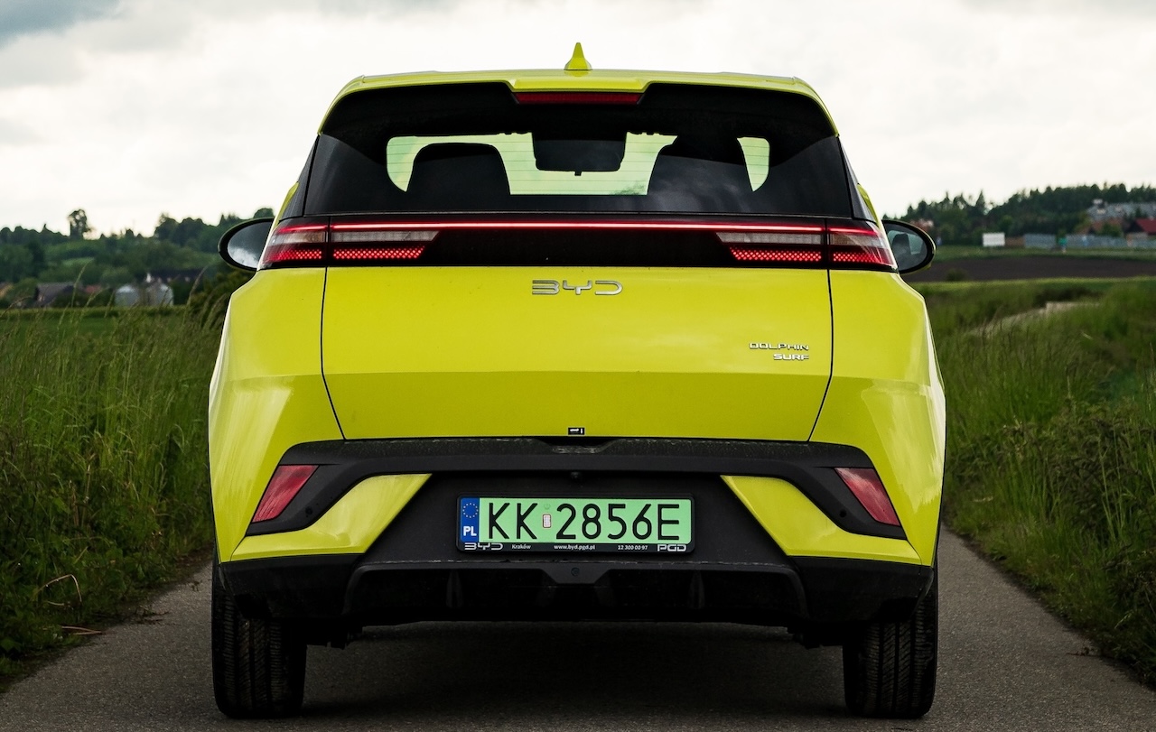 Widok z tyłu na BYD DOLPHIN Surf z wyraźnie widoczną nazwą modelu