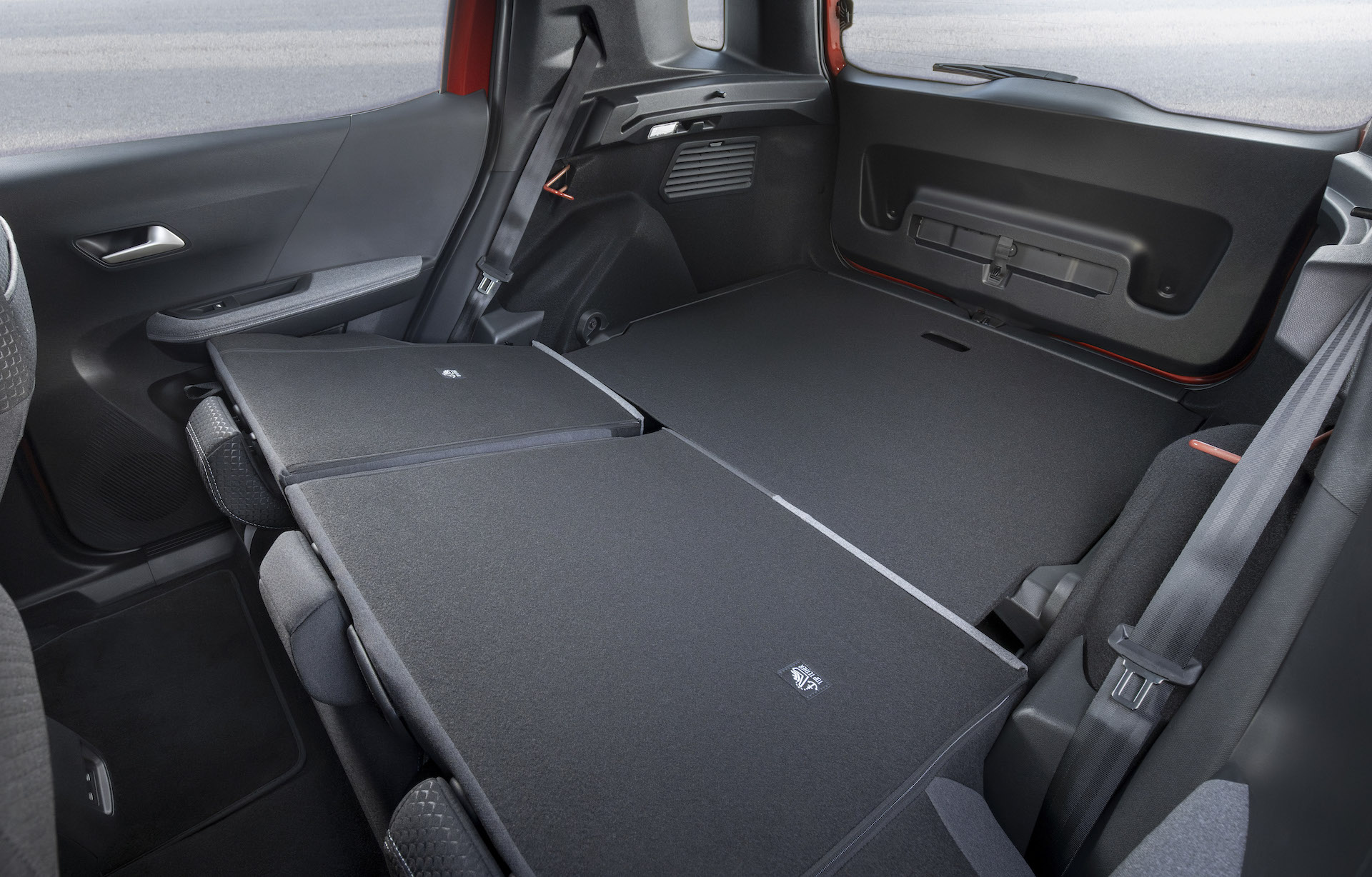 Nowy Opel Frontera – złożone tylne siedzenia w przestrzeni bagażowej