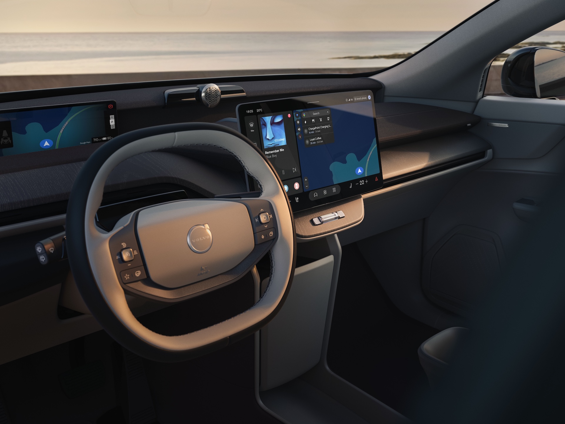 Wnętrze Volvo EX60 z perspektywy kierowcy, ukazujące jasną kierownicę i nowoczesny kokpit z ekranami.