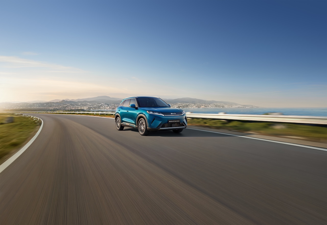 03.ATTO2 DMi LHD Right front Road running download JPG 5000PX RGB