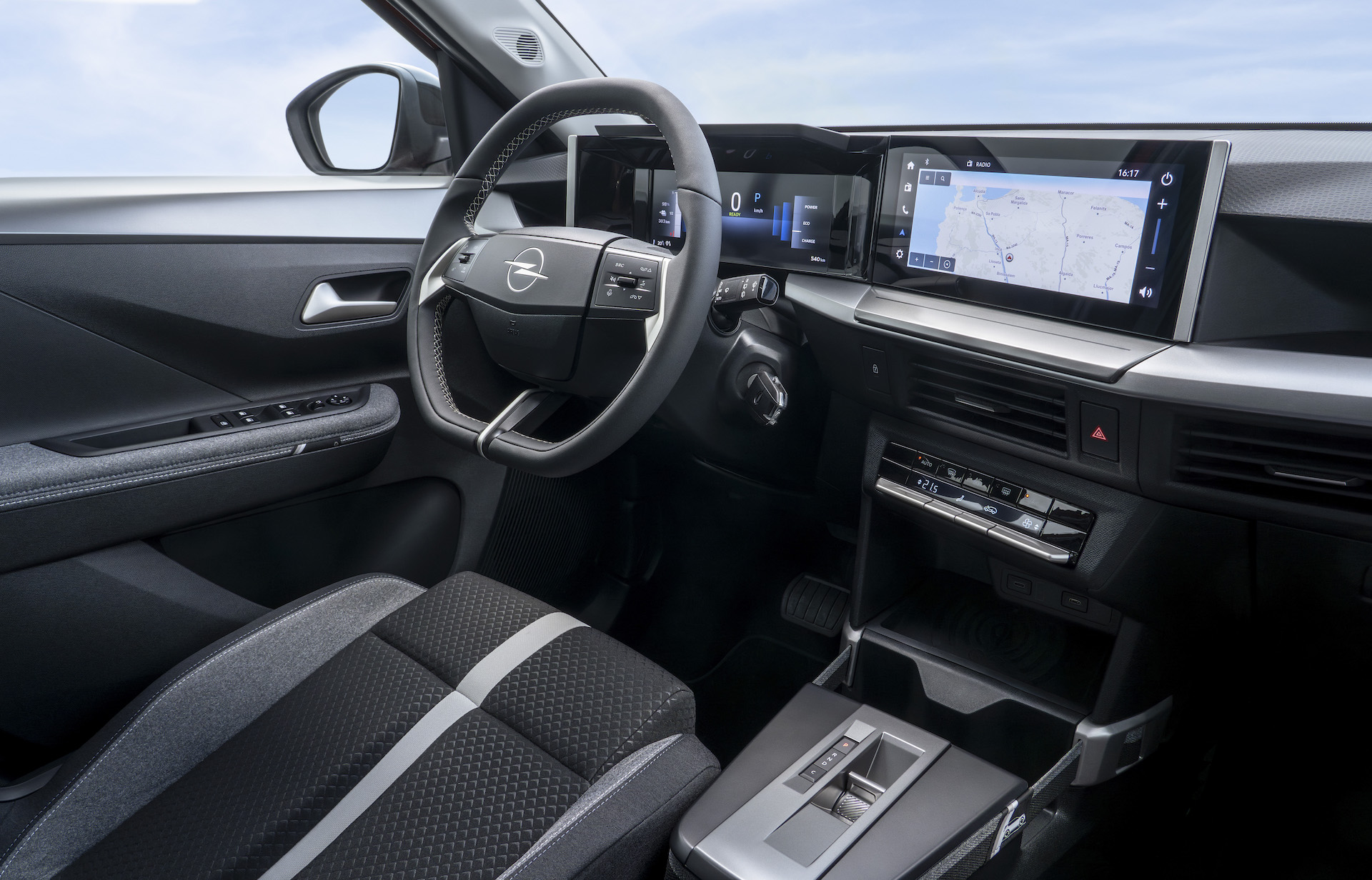 Nowy Opel Frontera – wnętrze kokpitu z ekranami i kierownicą