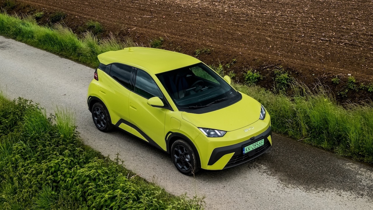 Widok z lotu ptaka na BYD DOLPHIN Surf jadącego wśród pól