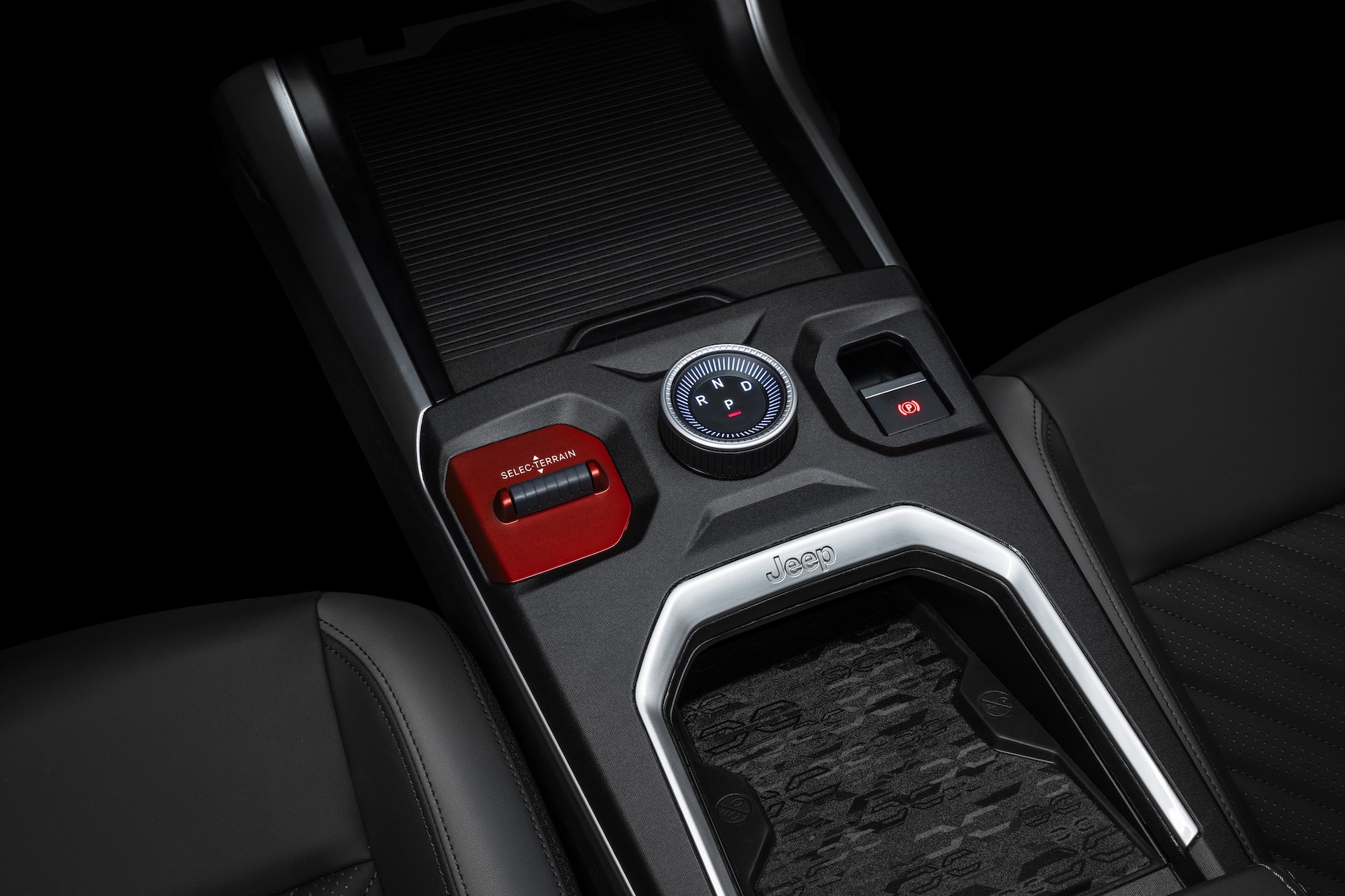 Konsola środkowa z pokrętłem zmiany biegów i selektorem terenowym