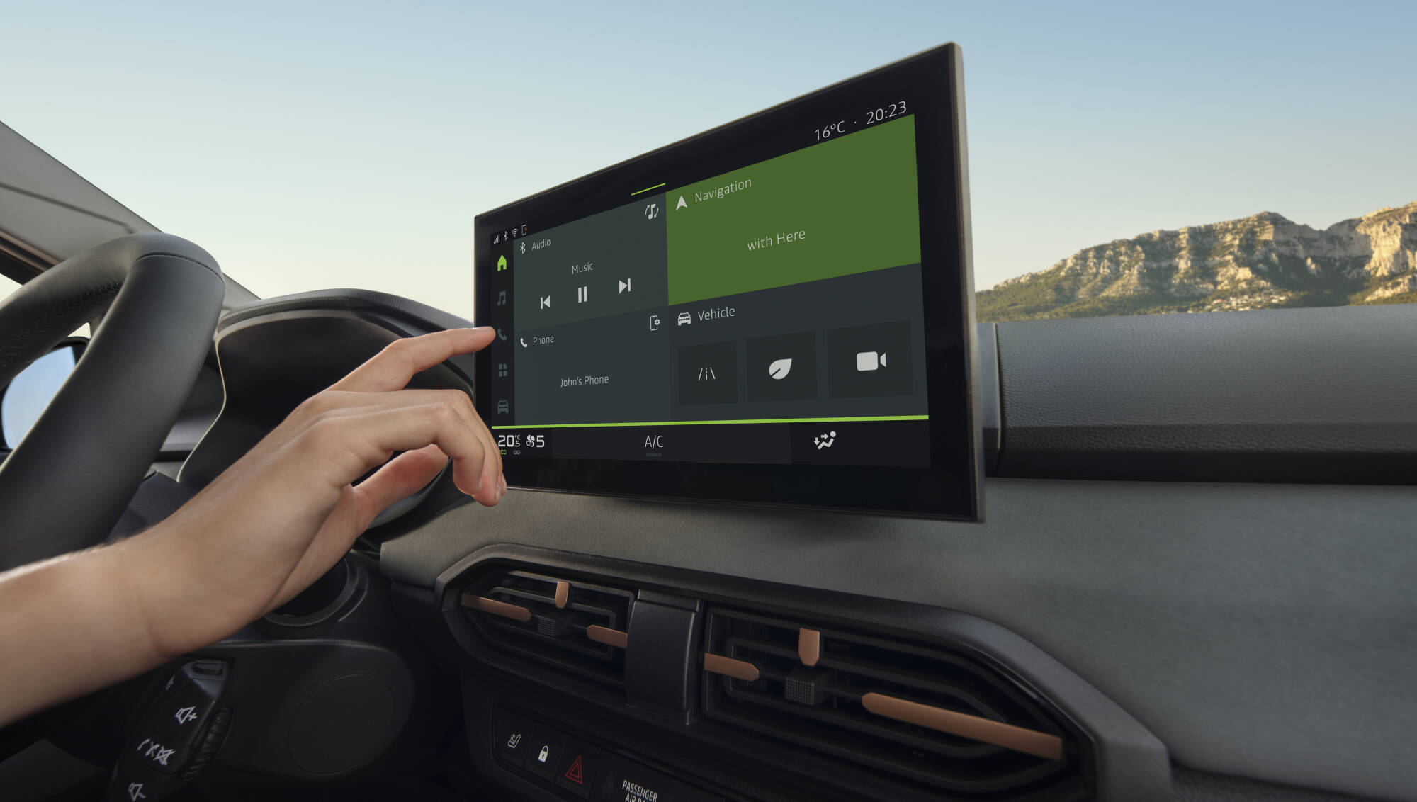 Zbliżenie na 10-calowy ekran dotykowy w Dacii Sandero Stepway z interfejsem nawigacji i multimediów.