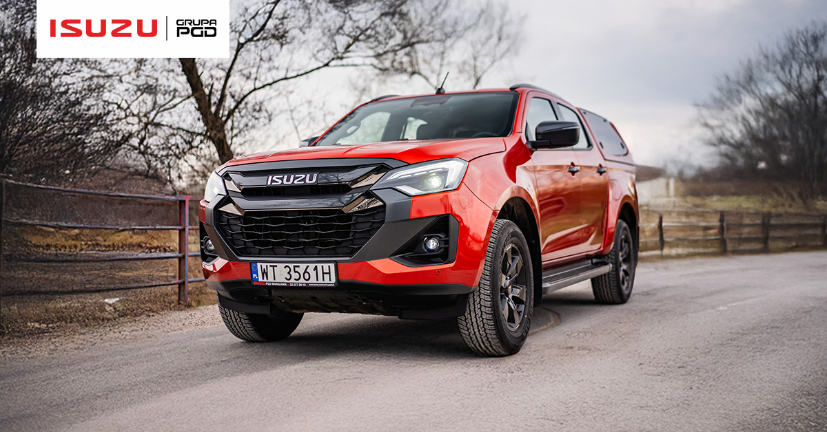 ISUZU D-MAX 2025 w trakcie jazdy, widok z przodu na bocznej drodze