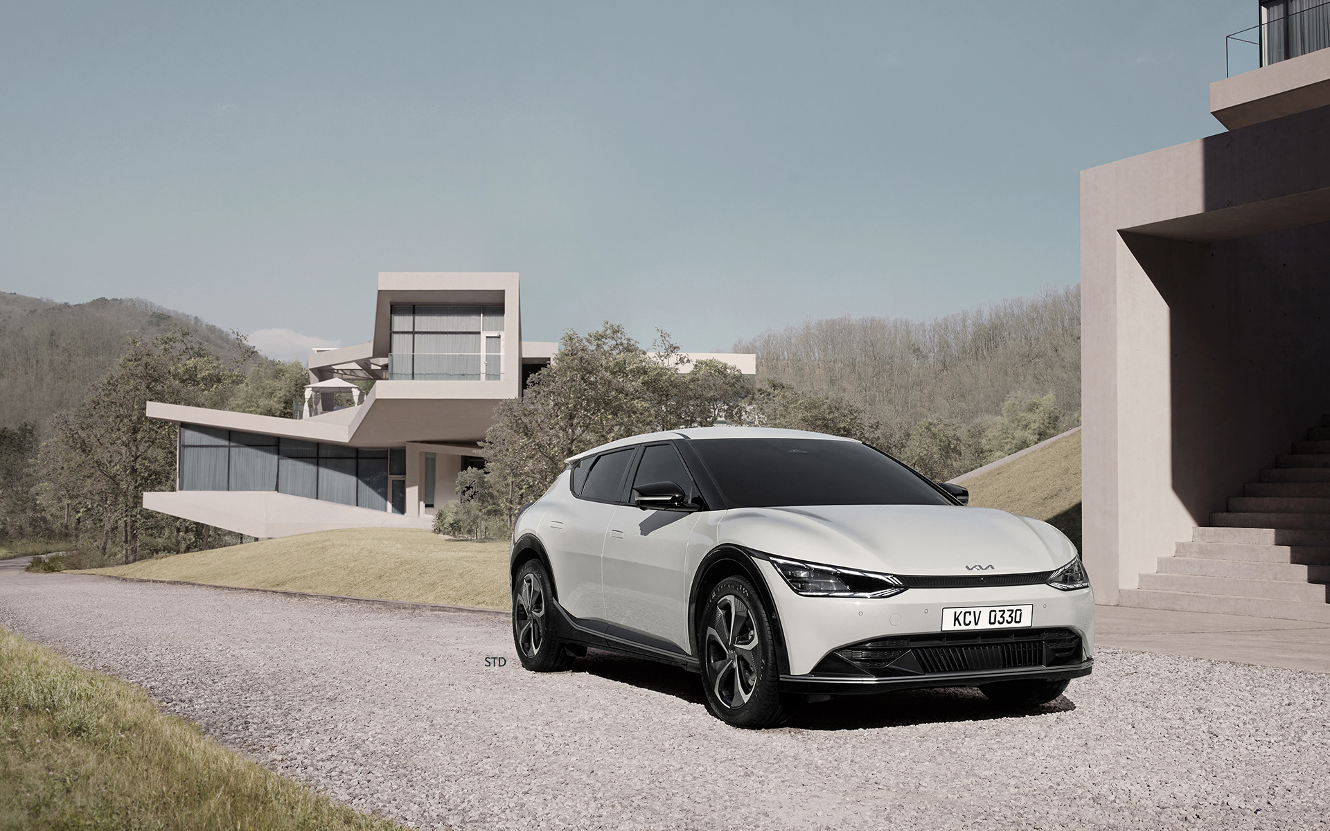 Sportowa KIA EV6 zaparkowana przy luksusowej willi