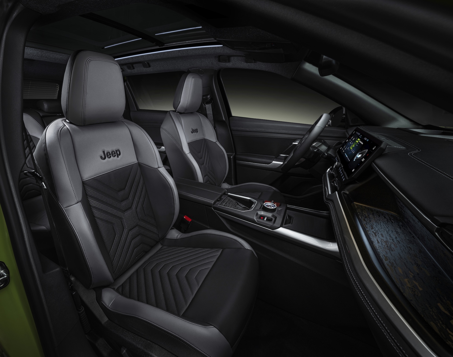 Przednie fotele Compass 2025 z tapicerką o nowym wzorze i logotypem Jeep