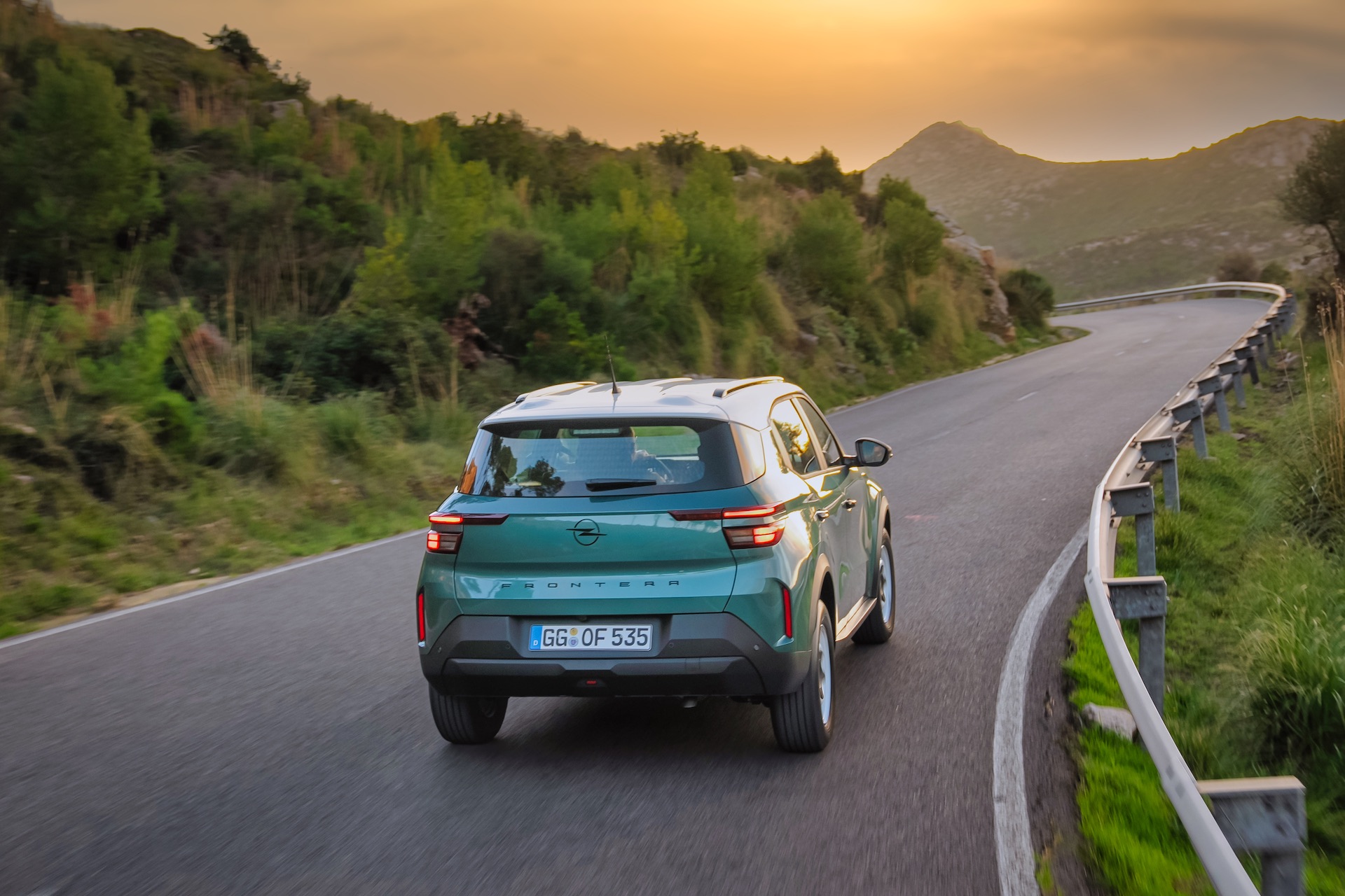 Nowy Opel Frontera Hybrid – widok z tyłu na górskiej drodze