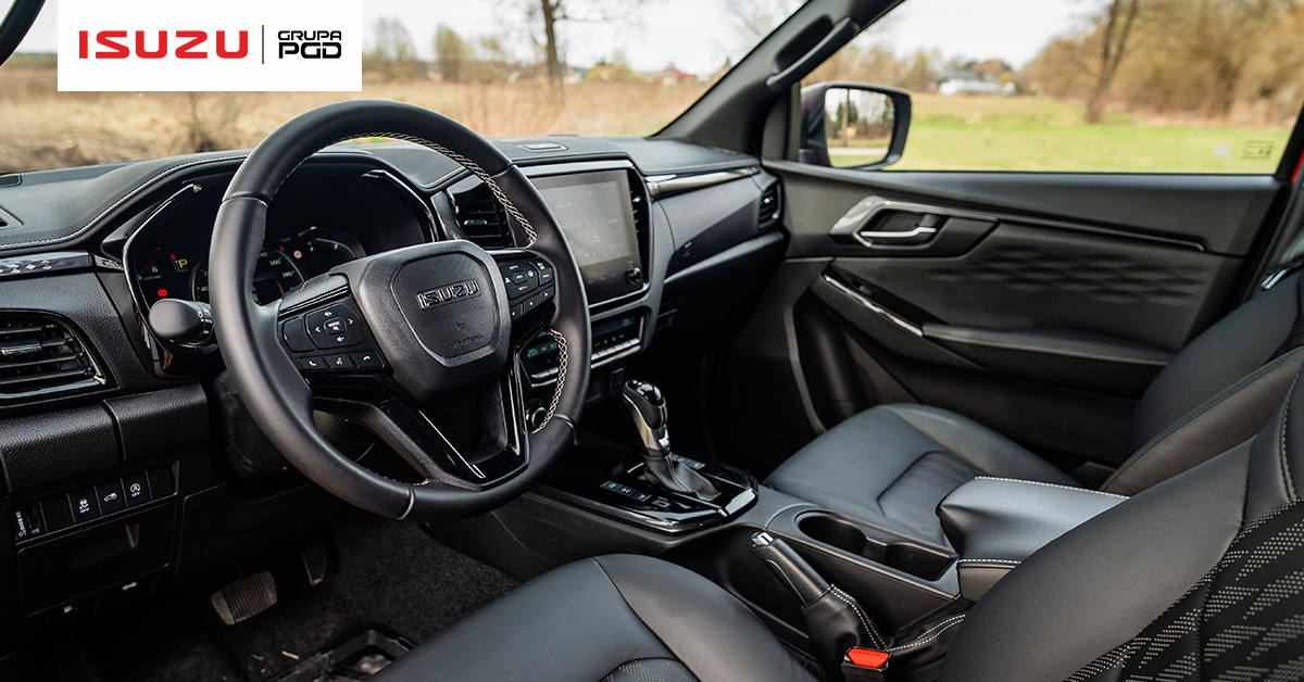 Wnętrze ISUZU D-MAX 2025 z dużym ekranem multimedialnym i funkcjonalną deską rozdzielczą