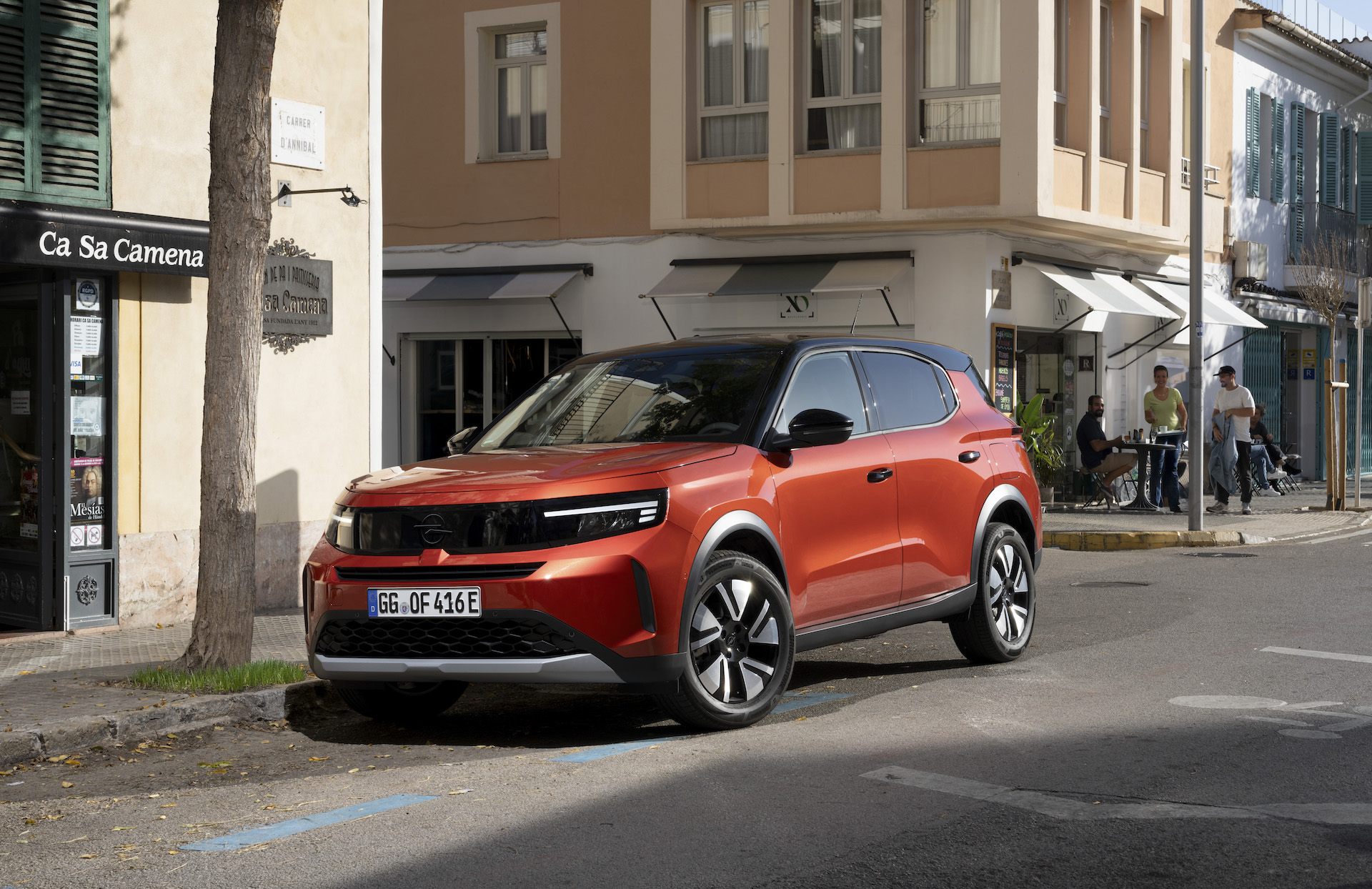 Nowy Opel Frontera Electric – wersja pomarańczowa w mieście
