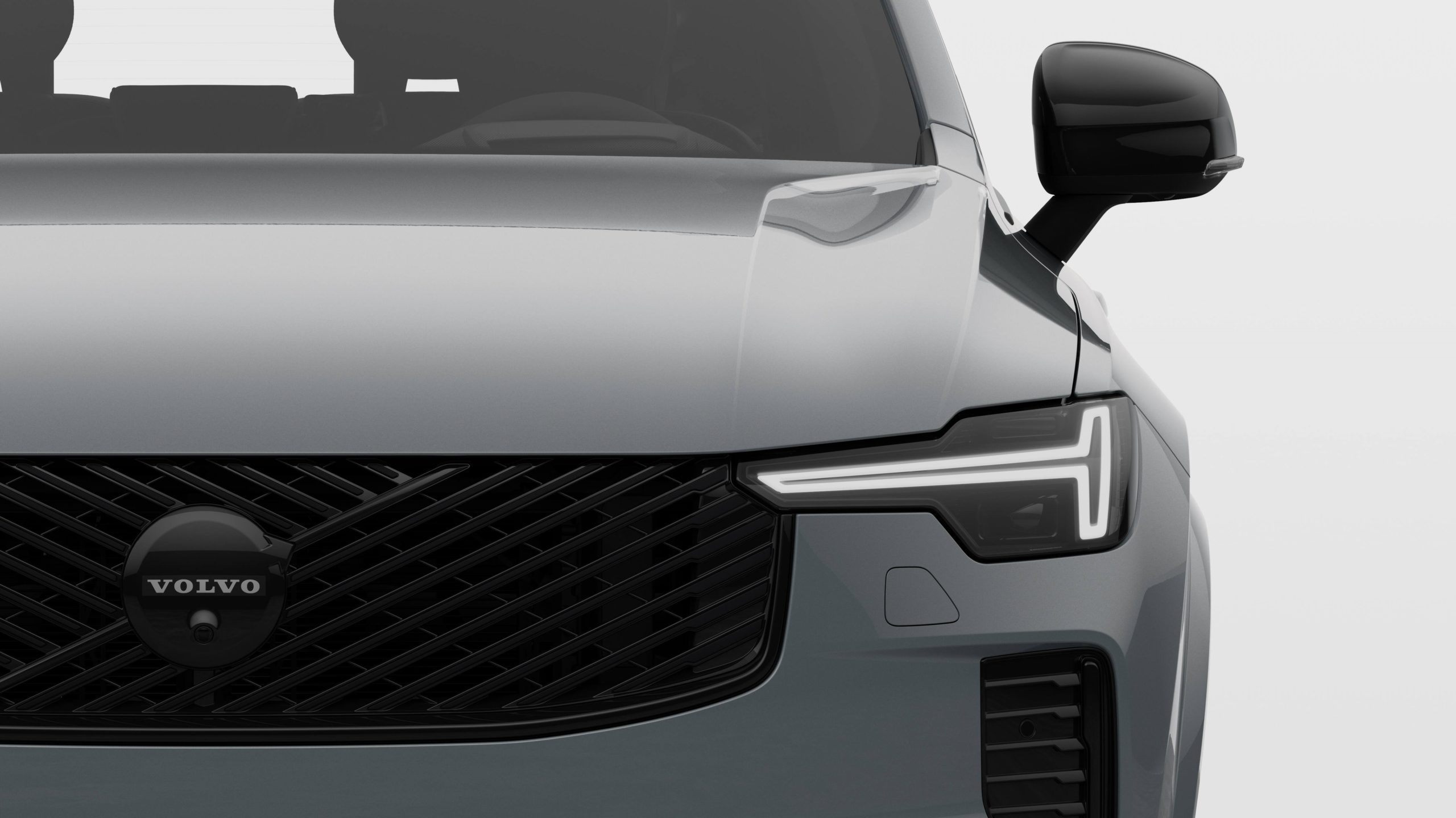Zbliżenie na przedni pas Volvo XC90 Black Edition z czarnym grillem i reflektorem w kształcie młota Thora.
