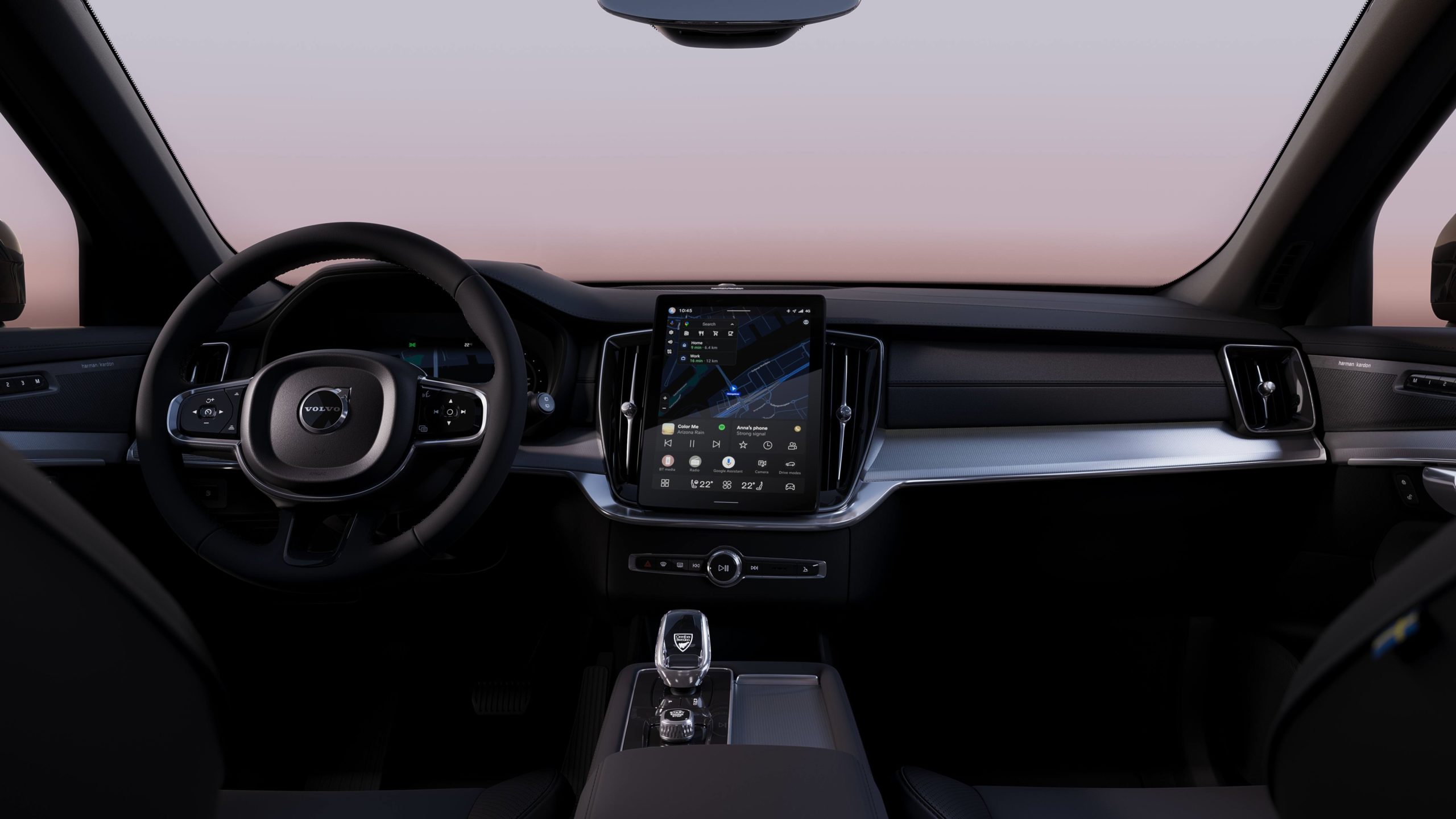 Przestronne i luksusowe wnętrze Volvo XC90 z pionowym wyświetlaczem i skórzaną tapicerką.