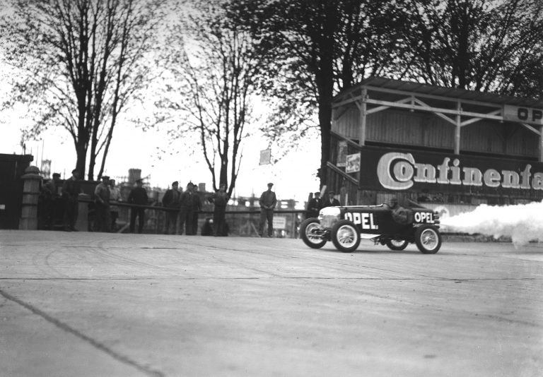 Opel Rak 1, pilotiert von Kurt Volkhart. Frühjahr