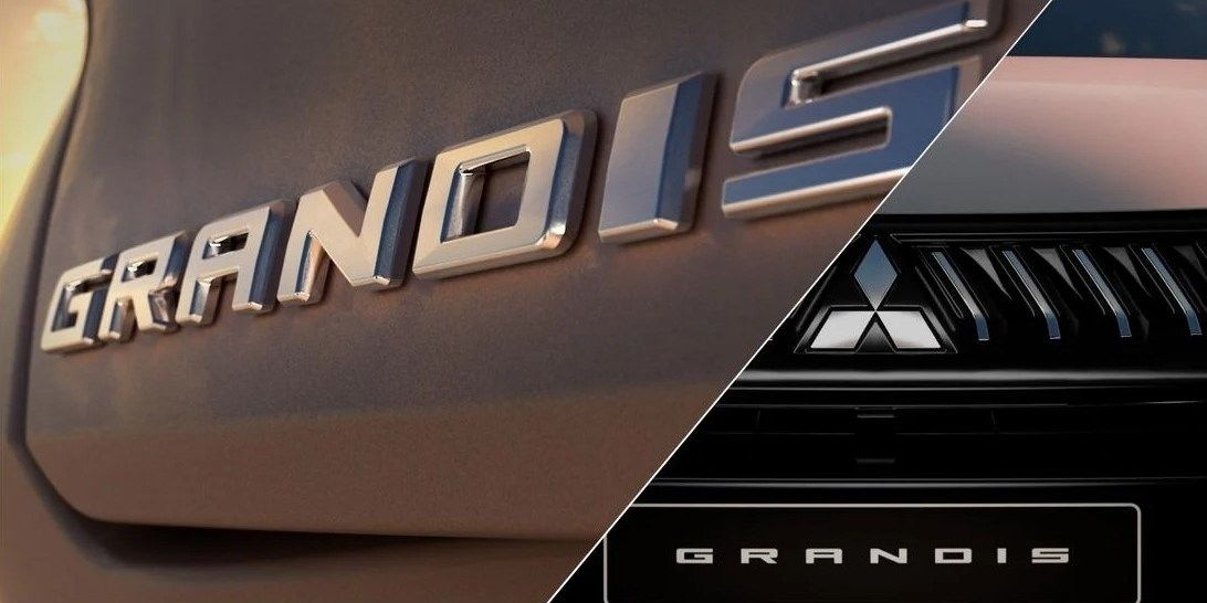 Zbliżenie na emblemat Grandis z dwóch perspektyw