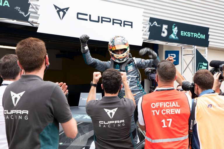 2021 06 22 cupra wygrywa pierwsze zawody elektrycznych samochodow turystycznych pure etcr