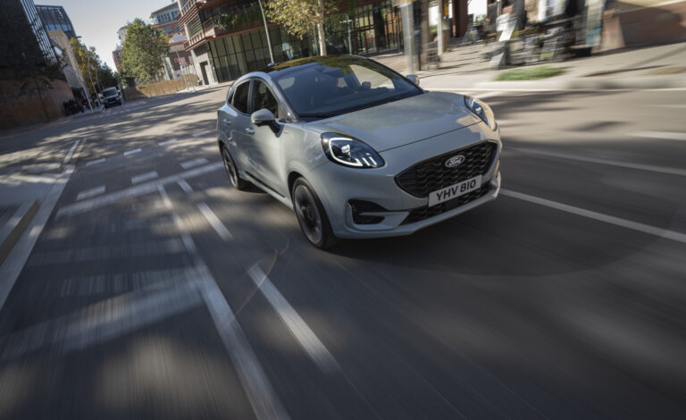 Ford Puma miejski samochód, biały samochód na drodze