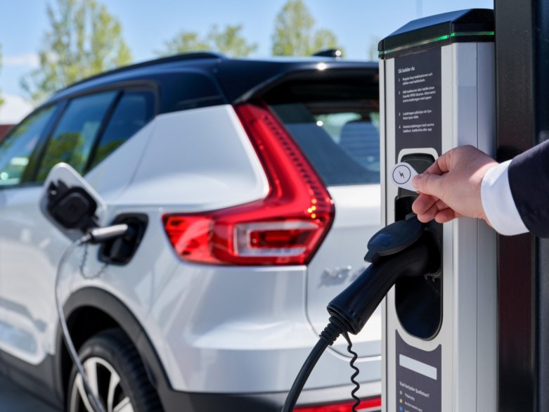 Volvo Cars and Plugsurfing offer Europe-wide charging service on all electric models