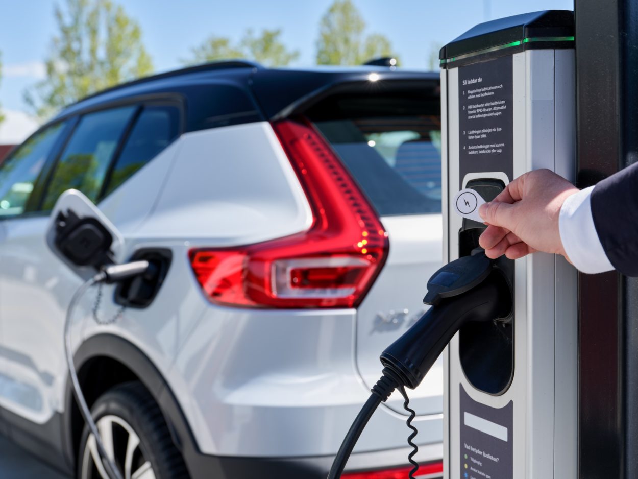 269380 volvo cars and plugsurfing offer europe wide charging service on all 1250x938