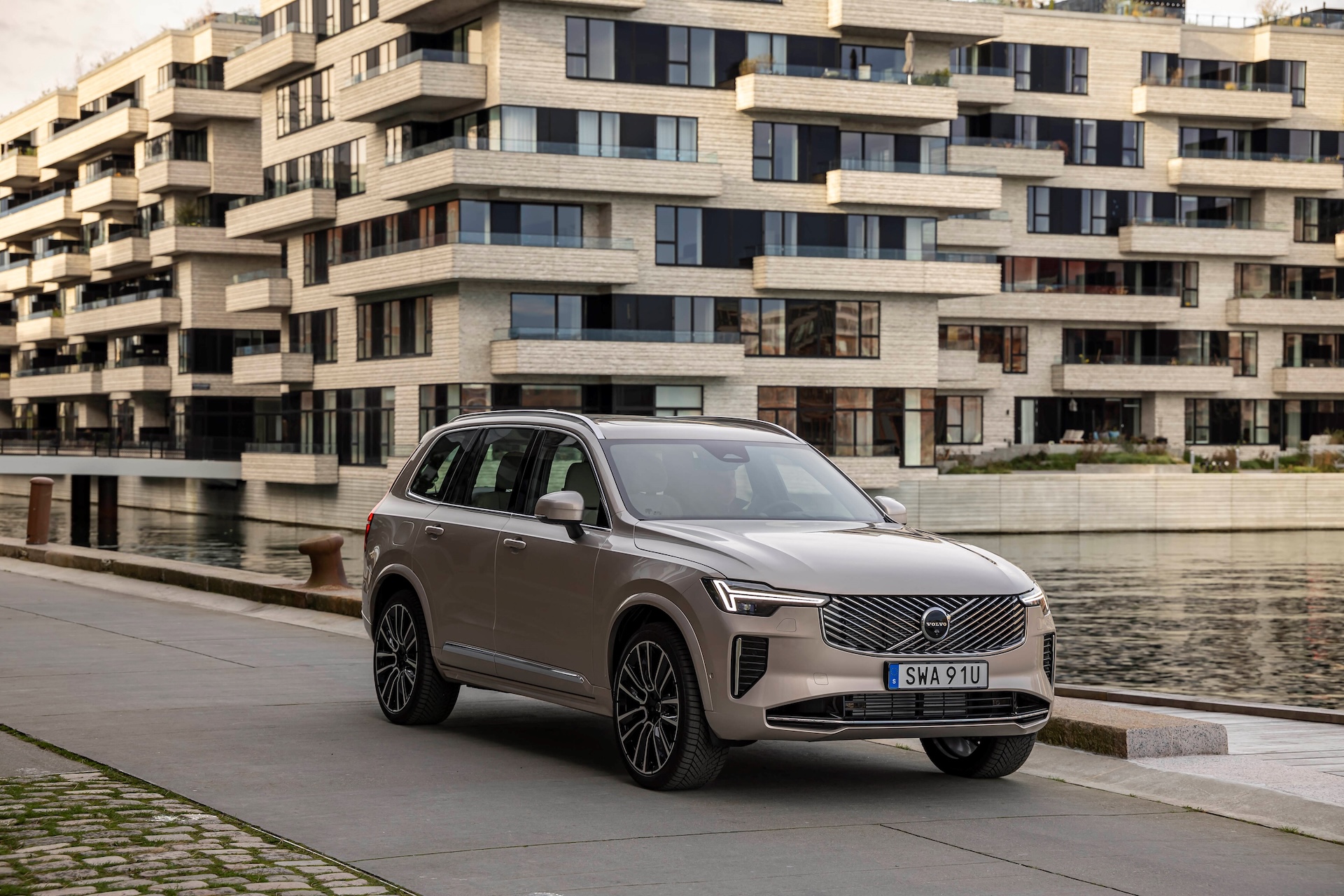 Volvo XC90 zaparkowane nad kanałem na tle nowoczesnych apartamentowców