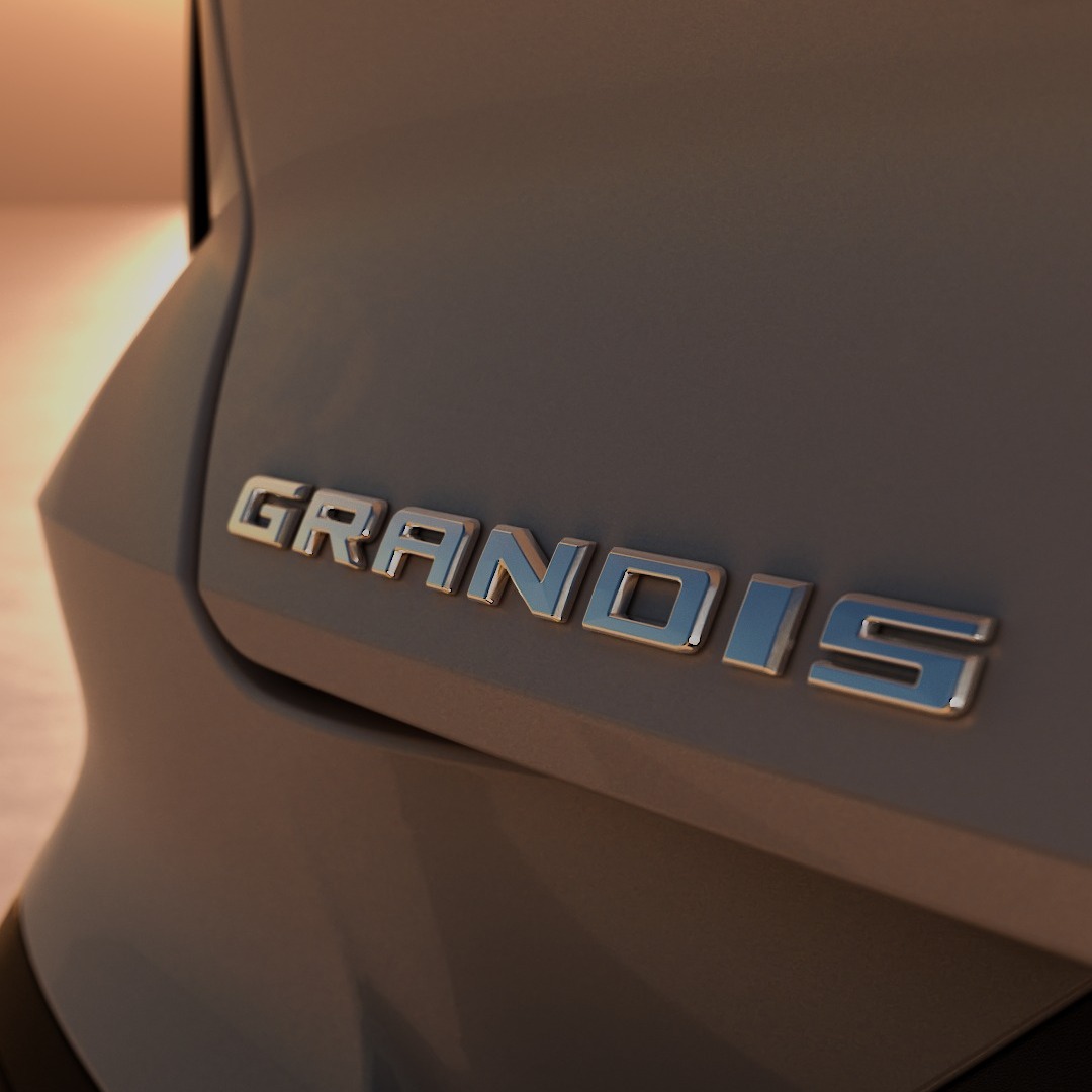 Emblemat Grandis na tylnej klapie w świetle zachodzącego słońca