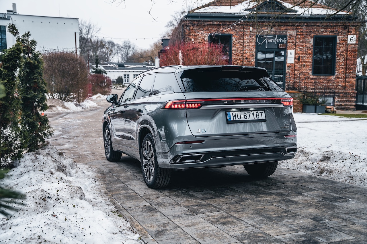 Tył szarego SUV-a JAECOO 8 z tablicą rejestracyjną WU 8718T, zaparkowanego na ścieżce. Widoczna długa, pozioma listwa świateł LED oraz oznaczenie modelu J8 na klapie bagażnika.
