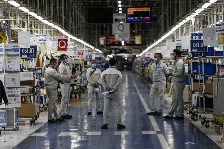 Foto Cecilia Fabiano/ LaPresse
27 aprile 2020 Roma (Italia)
Cronaca
Emergenza Covid 19, riapertura degli stabilimenti FCA con le misure di sicurezza anti contagio
Nella Foto : gruppi di lavoratori vengono informati sui nuovi dispositivi di sicurezza
Photo Cecilia Fabiano/LaPresse
April 27 , 2020 Rome (Italy)
News
Covid 19 emergency ,reopening of the Fca factory with safety measures
In the pic : groups of workers are informed by staff about new safety devices