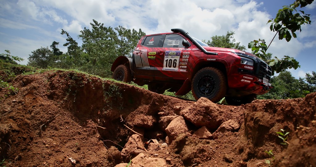 Załoga Mitsubishi Ralliart Team na mecie Asia Cross Country Rally 2023. Zdobycie nagrody zespołowej.