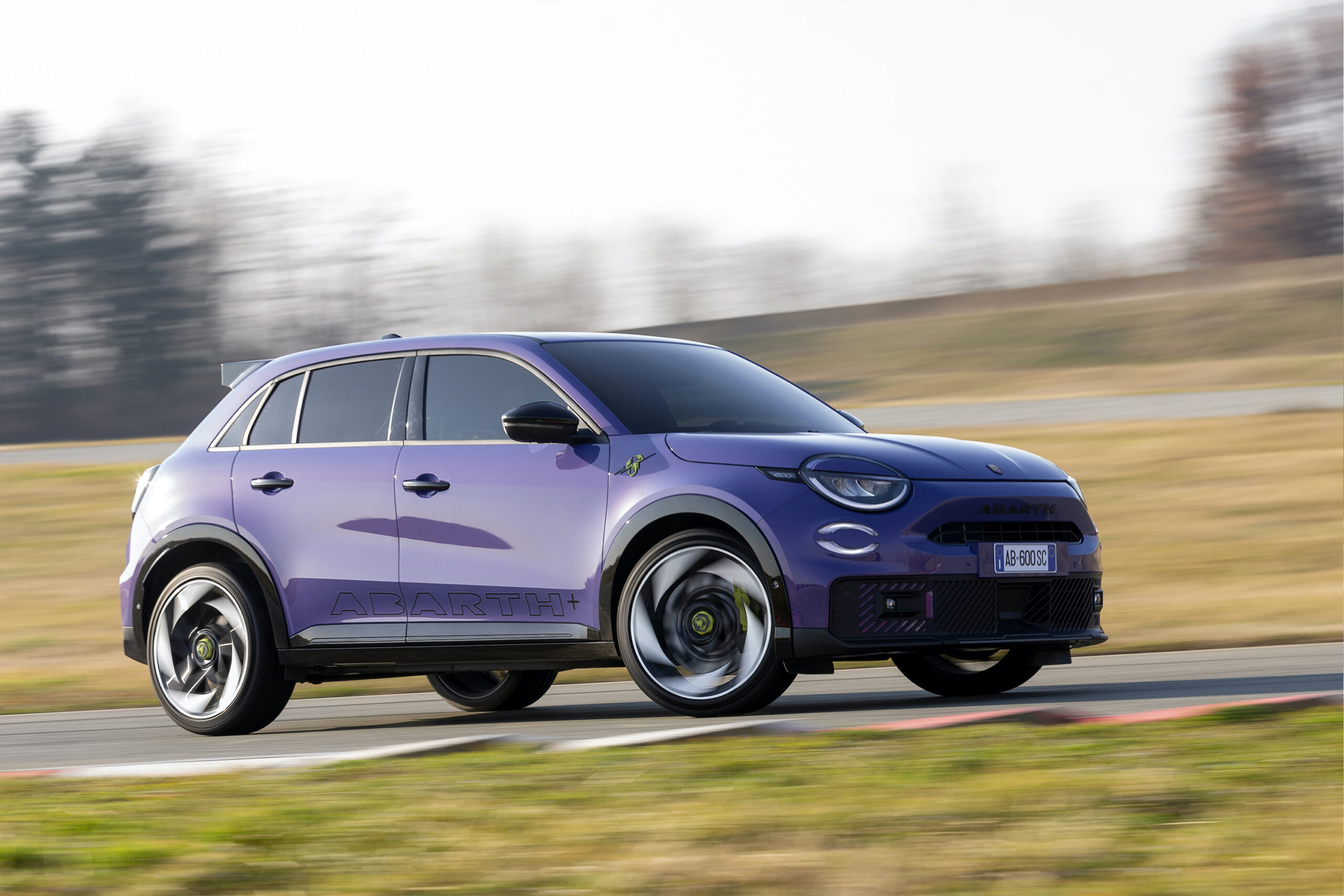 Fioletowy Abarth 600e Scorpionissima podczas jazdy