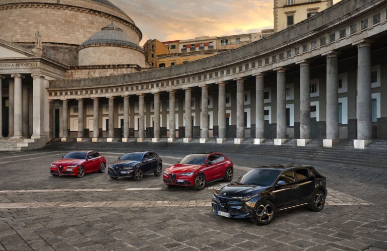 Modele Alfa Romeo Intensa przed monumentalną kolumnadą