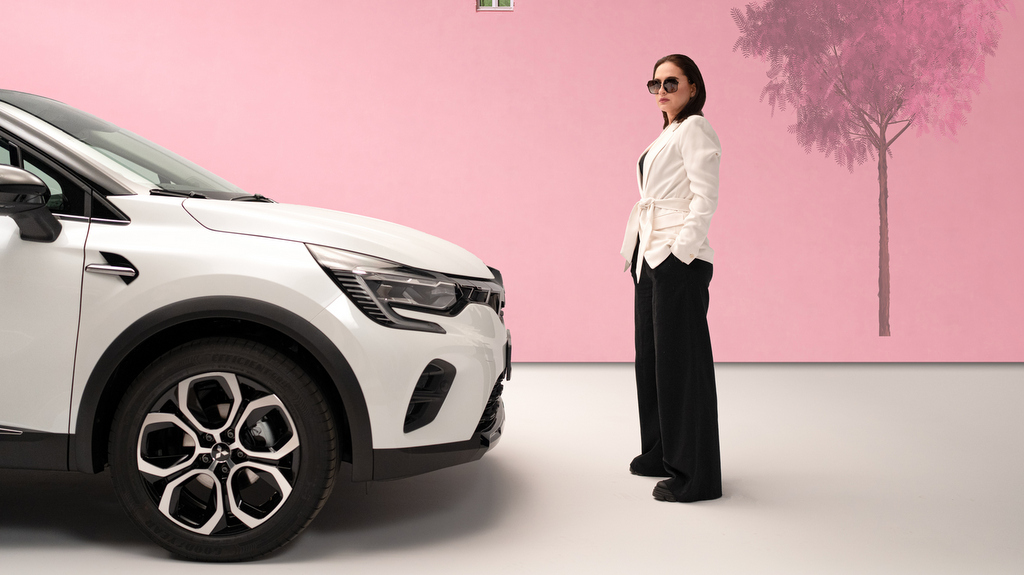 Anna Cieślak wybrała Nitsubishi ASX, aktora obok samochodu
