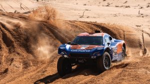 rajdowy pojazd terenowy buggy na piaszczystym zjeździe na trasie z tyłu, Astara 01 Concept, Rajd Dakar 2023