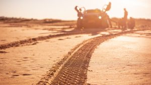 samochód terenowy na pustyni - Astara Concept na Rajd Dakar 2023