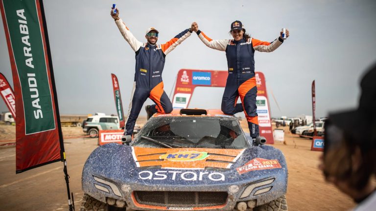 załoga rajdówki na mecie rajdu stoi na samochodzie, Astara Team Rajd Dakar 2023, meta