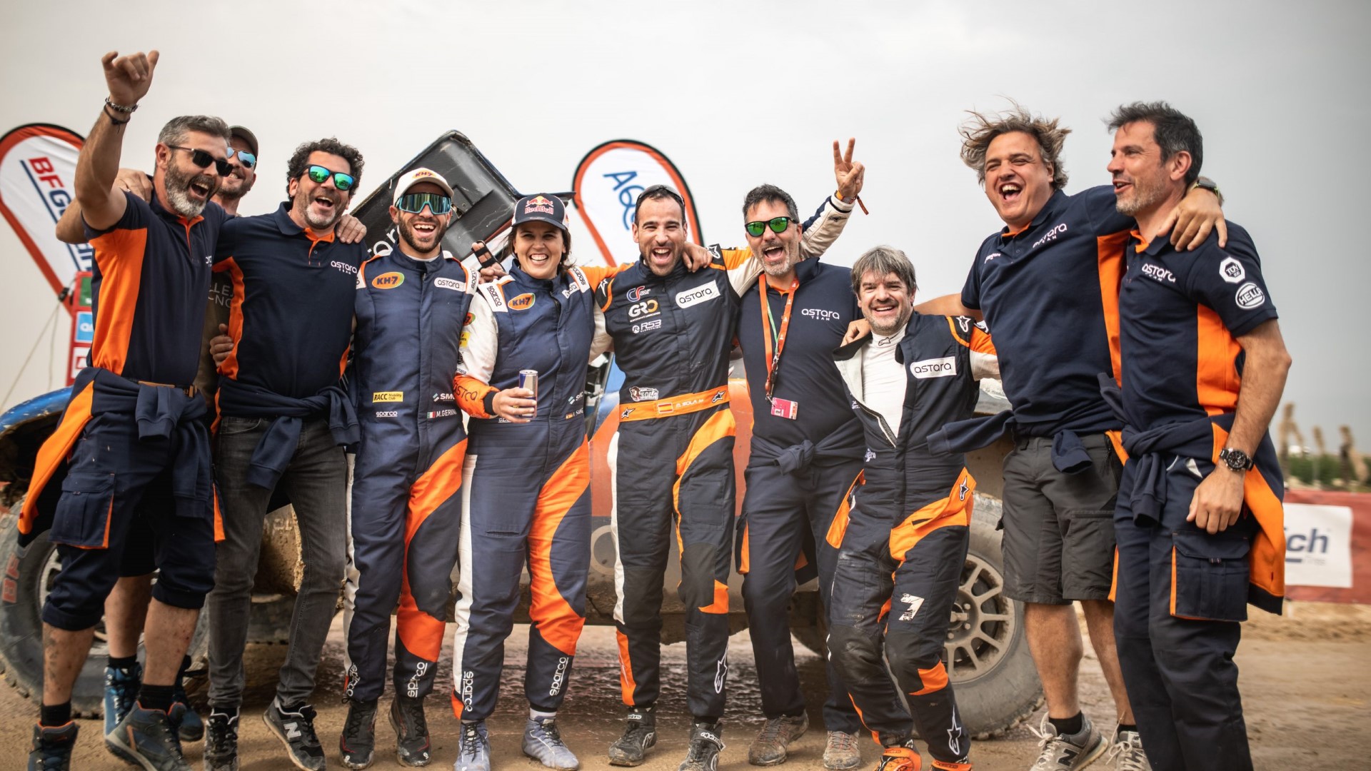 zespół rajdowy na mecie Astara Team Rajd Dakar 2023, meta