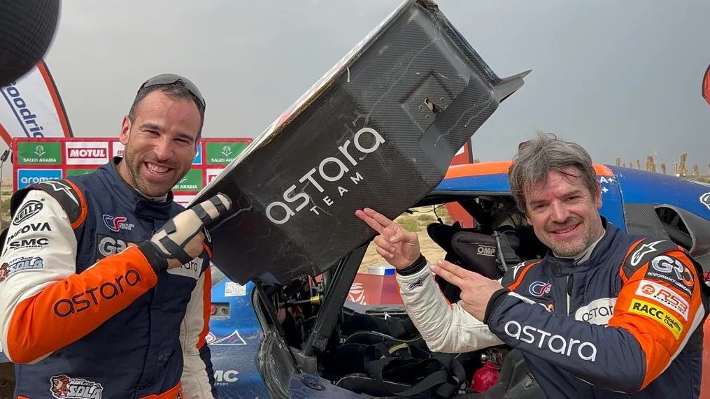 ałoga rajdówki z uszkodzoną częścią na mecieAstara Team Rajd Dakar 2023, meta 