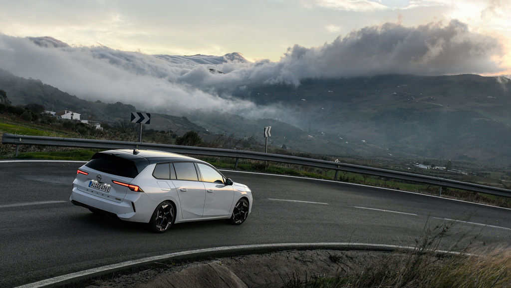 Opel Astra Sports Tourer GSe, na trasie