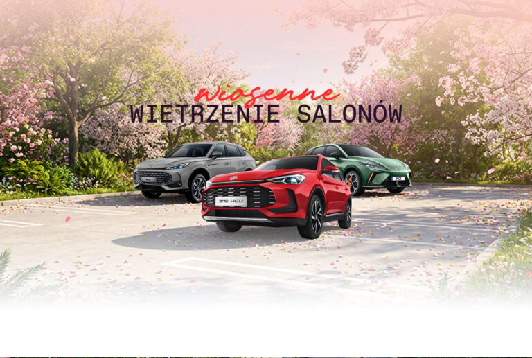 Trzy modele samochodów MG – szary SUV, czerwony SUV i zielony hatchback – zaparkowane na placu pokrytym różowymi płatkami pod kwitnącymi drzewami z napisem „wiosenne wietrzenie salonów”.