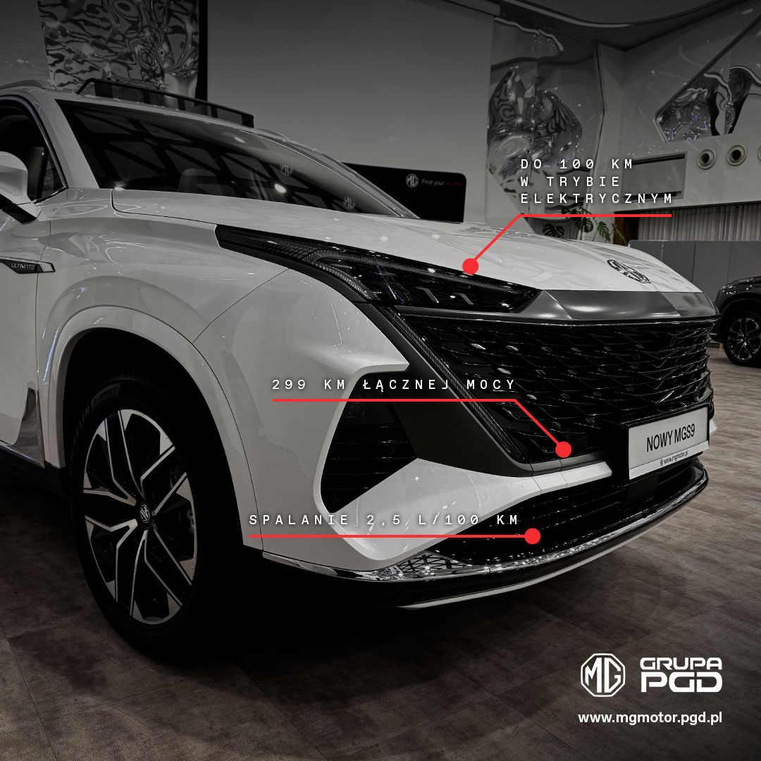 Zbliżenie na przód białego MG S9 z nałożonymi infografikami informującymi o 299 KM mocy łącznej, spalaniu 2,5 l/100 km oraz zasięgu do 100 km w trybie elektrycznym.