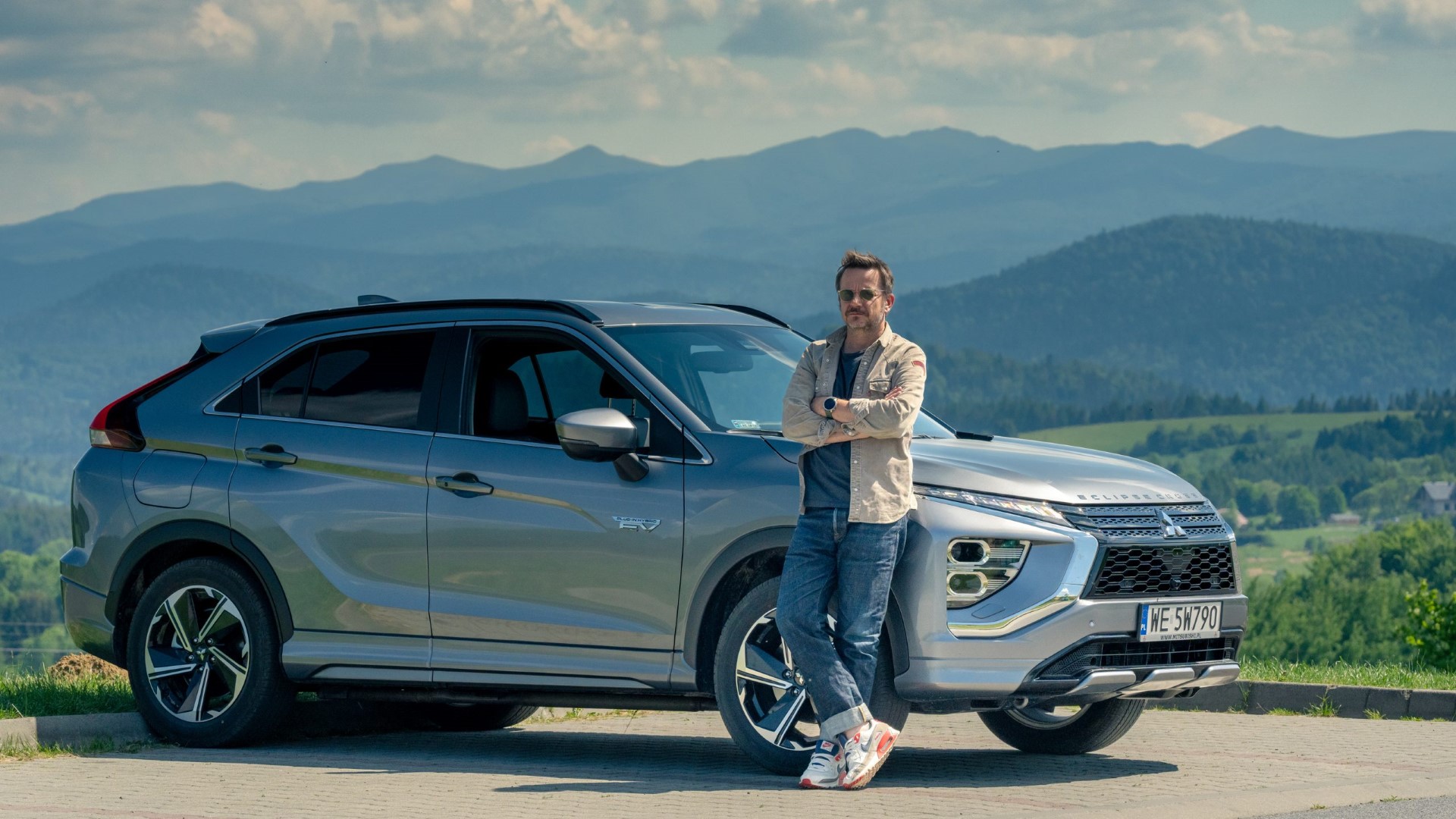 Bartłomiej Topa i jego Mitsubishi Eclipse Cross PHEV na tle gór