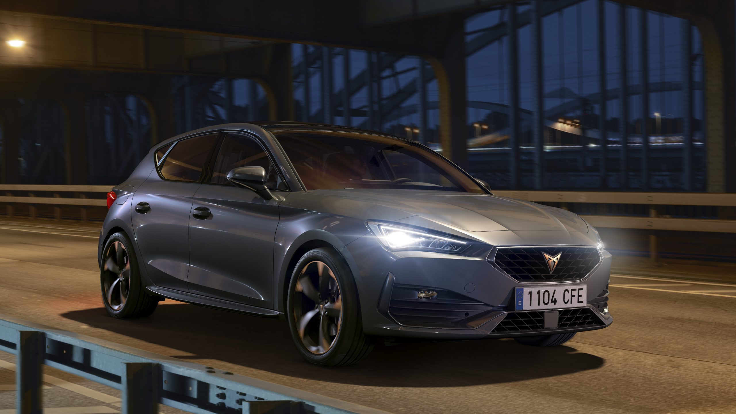 samochód 3/4 z przodu w nocnym oświetleniu, na moście kratownicowym - CUPRA Leon eTSI 150 KM DSG - cena, osiągi, dane