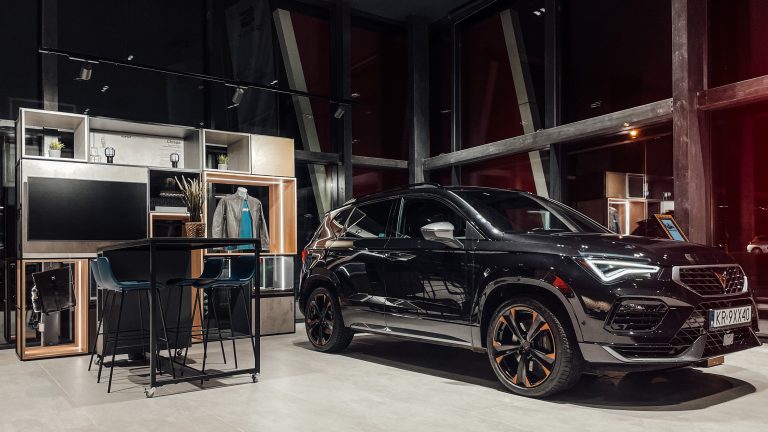 nowoczesny salon samochodowy CUPRA Studio Kraków wieczorową porą