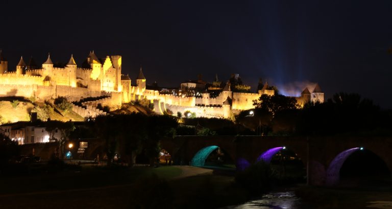 Cite Carcassonne - największe średniowieczne fortyfikacje - zamek górny - oświetlone w nocy