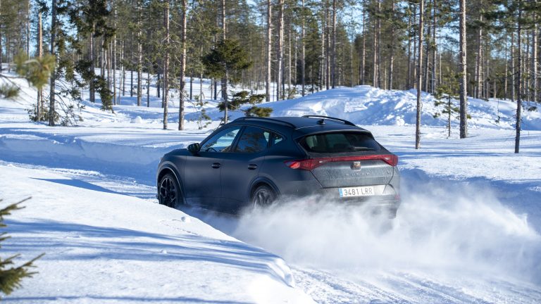 drift samochodem na śniegu CUPRA Formentor VZ5 w Laponii