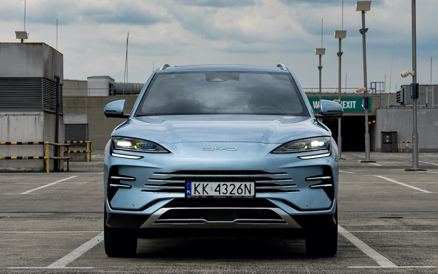 przedni widok BYD SEAL U DM-i z włączonymi światłami