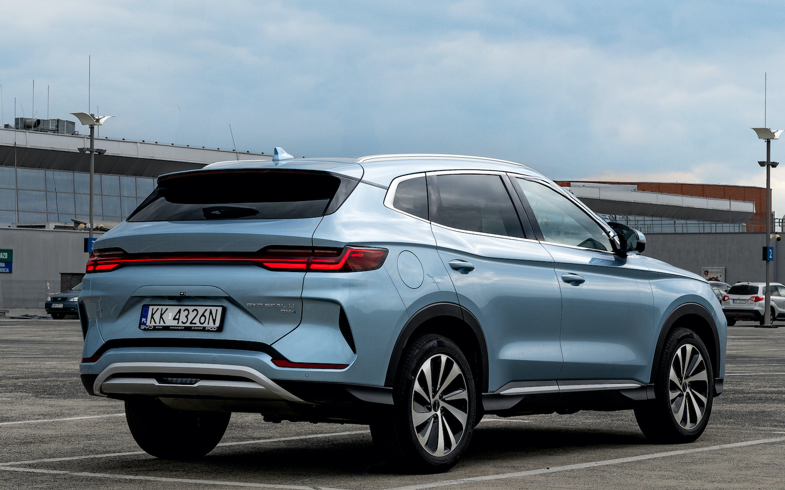 tylny widok na BYD SEAL U DM-i z rejestracją